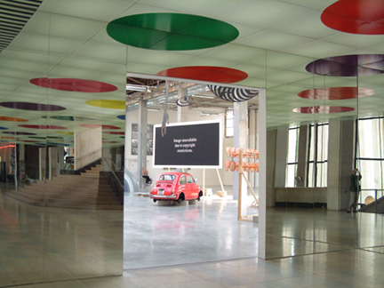 法國藝術家Daniel Buren東京宮空間裝置一景 2004年作。