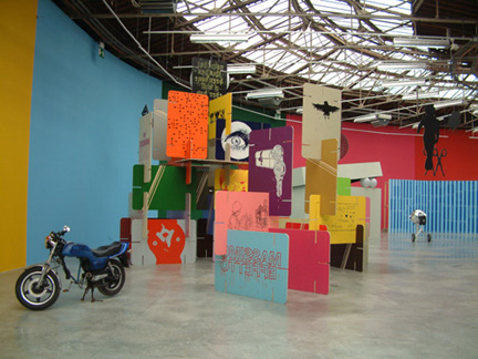 藝術家Bruno Peinado東京宮個展中的裝置一景2004年作。