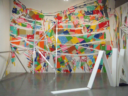 藝術家 Santiago Cucullu 「生活的界限」平面及立體空間裝置2006年作 。