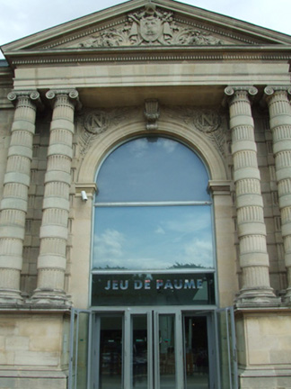 面對協和廣場的網球場美術館(Musee du Jeu de Paume) 。