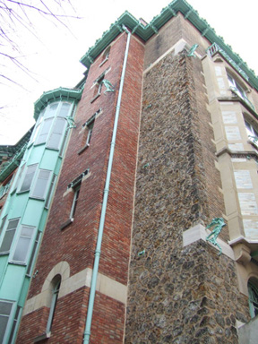強調材質的對照建構形式及色彩，是新藝術建築的重要特色。