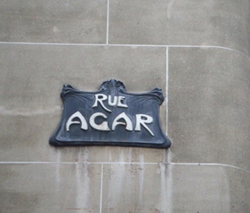 「Rue Agar」街上的新藝術路牌。