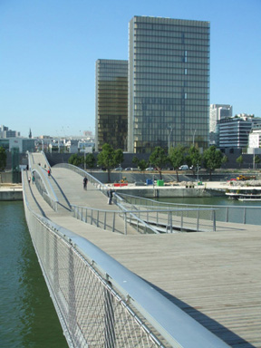 連接貝溪及圖書館的西蒙波娃散步橋(Passerelle de Simone de Beauvoir)。