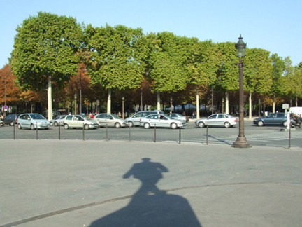來到克蒙索廣場(Place Clemenceau)這裡聳立一座高昂戴高樂將軍紀念雕像。