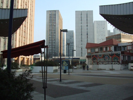 巴黎中國城就在Choisy及d Ivry兩條街道上這高樓林立中。