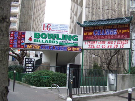 遠一點這兒旅行社、糕點店、廣東叉燒、服飾店、免稅店及金融等等。
