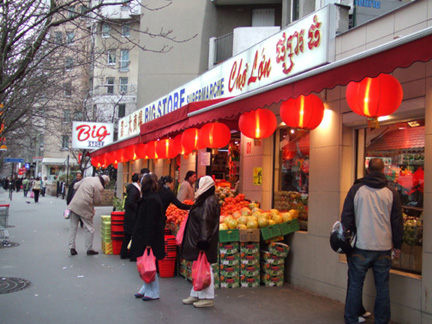 第一商場在這兒也有三家，這兒可以找到更多的食品及大量東亞水果等等。