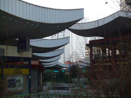 眾多中國城的大餐廳都在奧林匹克平台上，也就是從「小」陳氏超市旁樓梯上， 有商店廊街，平台上系列飛角建築商店、咖啡廳及餐廳，是中國城的另一天地。