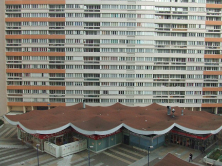 奧林匹克平台上系列飛角建築框架在系列國民住宅間。