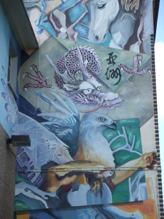 「龍」象徵「亞洲」作為壁畫的核心。
