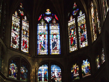 聖壇上層是紀事舊約故事的系列十三世紀彩色華麗玻璃窗。