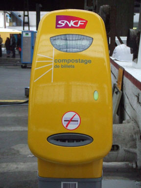 最現代化的火車票剪票機宛若非洲面具。