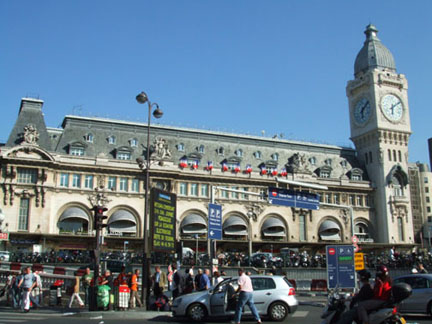 巴黎東邊的里昂火車站(Gare de Lyon)正面有鐘樓的全景。