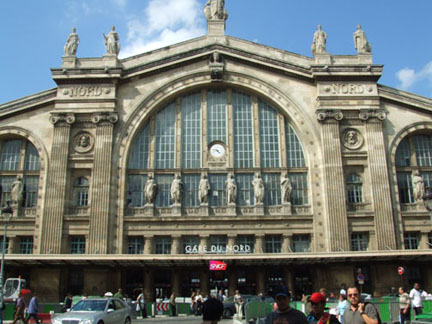 巴黎火車北站(Gare de Nord)雕像城堡形式的正面。