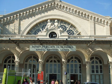 巴黎北邊的東站(Gare de l'Est)正面一景。