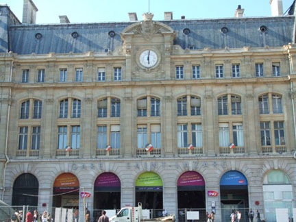 偏西北邊的聖拉查火車站 (Gare Saint-Lazare)正面。