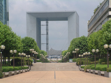 以宏偉壯麗的極簡大拱門建築物為核心，這巨大的中空立方體人們稱它為「新凱旋門」。