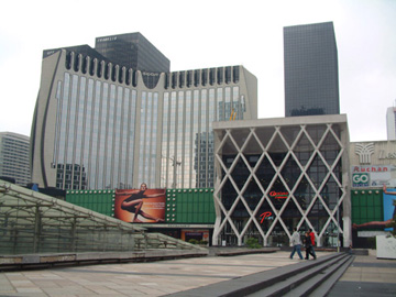 右側現代玻璃建築物群是拉德芳斯的四季商業中心，裡面有200多家商店、餐廳、電影院等等。