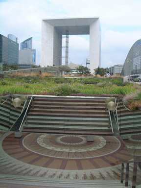 廣場中央最具現代化的地鐵站出入口，宛若一座迷宮。