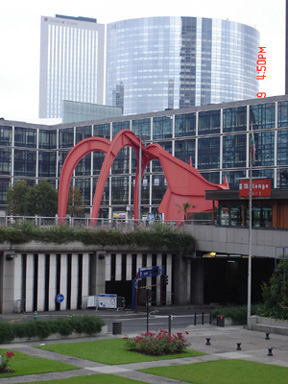 整個區域相當特別建立在平台上，人門看不到一輛汽車（交通系統整體地下化）， 廣場中央一方塊凹入地形下聳立一座「保衛」紀念雕像。