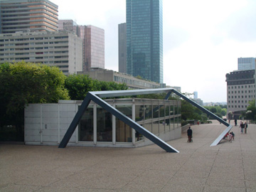 巨大極簡的幾何形式雕刻建構在建築物上是法國名藝術家莫何雷(Morellet)的傑作。