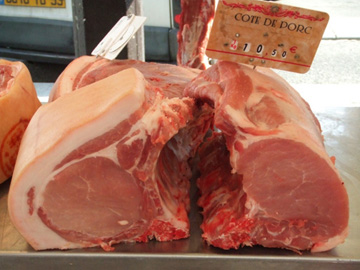 新鮮好吃的羊腿肉和物美價廉豬排肉。