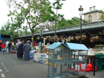 著名的西提島上之鳥市場，因禽流感之關係看不到鳥，只有一堆養鳥器具。