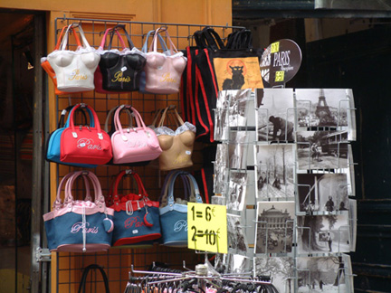 小巷道裡都是觀光紀念商品店及餐廳或酒吧。