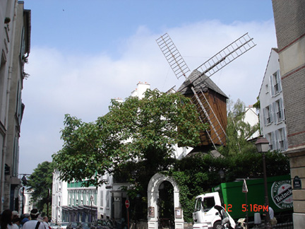 沿著小巷道(Rue Lepic)往山丘下，淡泊寧靜將看到雷諾瓦所畫的 著名「煎餅磨坊」風車，蒙馬特自然風光曾吸引眾多印象派畫家們。