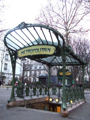 阿貝斯廣場(Place des Abbesses) 這地鐵站出入口是新藝術的代表作。