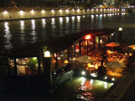 位在奧塞美術館前塞納河中餐廳夜景圖。
