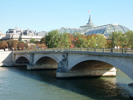 從 Invalides 橋眺望壯麗大皇宮全景。