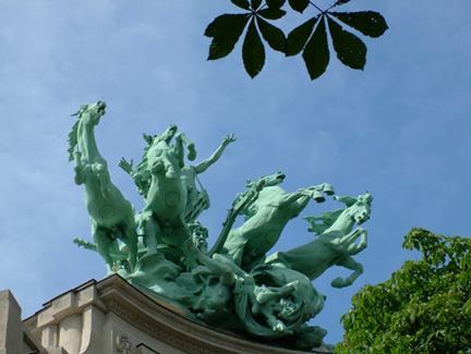 左大門口上聳立雄偉巨型飛躍天空的群馬戰車大雕像。