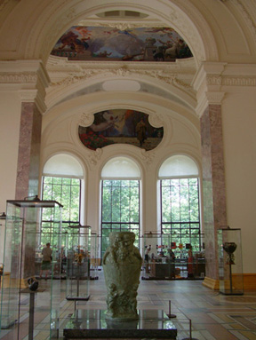 入口展覽畫廊藝術物體展覽室全景。