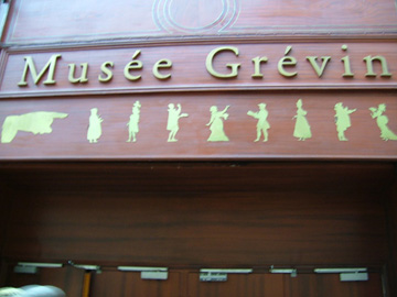 對面蒙馬特大道是佐華(Passage Jouffroy)廊街，以葛曼名人蠟像館(Musee Grevin)聞名。