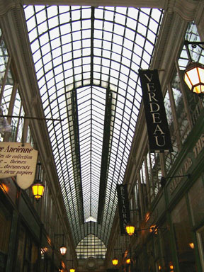 維多(Passage Verdeau)廊街漂亮的拱形透明屋頂，相當寧靜眾多迷人的櫥窗。