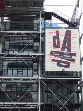 龐畢度廣場正面右邊上則懸掛一幅6樓定期展覽室主題性展覽大型海報看版，這裡是達達藝術特展。