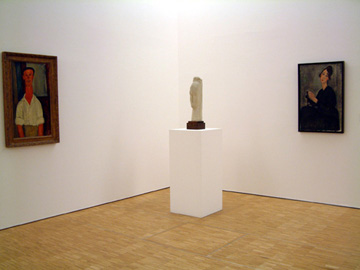 國立現代藝術美術館巴黎畫派展覽室，莫迪里安尼迷惑人的作品。