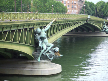 米哈柏(Pont Mirabeau)橋是從巴黎西岸開始塞納河上第二座橋。