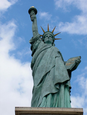 這尊眾所週知的「自由女神」是法國雕刻家巴多爾迪(Bartholdi) 1885年贈與巴黎都會的。