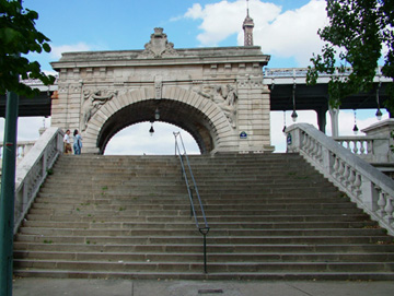 天鵝散步林蔭小徑接連比哈肯橋(Pont de Bir Hakeim)充滿節奏性的 樓梯及橋上橋，詩情畫意的景色是眾多法國電影取景鏡頭畫面。