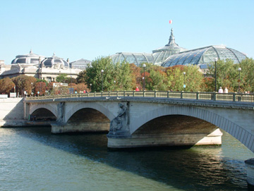 安瓦礫德(Pont des Invalides)橋，橋墩上各一座精雕琢的古典雕像，後面是宏偉壯觀的大皇宮。