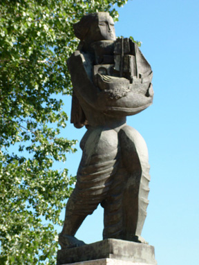 安瓦礫德橋左岸邊一座現代雕刻家查金(Zadkine)立體派的「使命」雕像紀念碑。