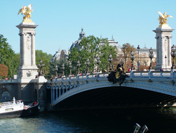 亞歷山大三世大橋(Pont des Alexandre III) 長107公尺、寬40公尺，是巴黎最金碧輝煌的一座橋。