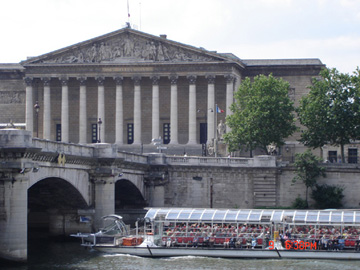 協和橋(Pont de la Concorde)是接連協和廣場及國議會的一座橋。