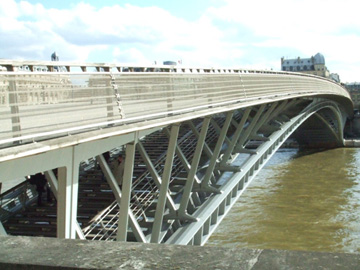 梭樂飛西諾散步橋(Passerelle Solferino) 是一條雙重疊的鐵橋，串聯奧塞美術館及杜樂麗花園。