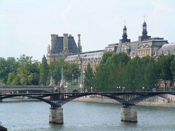 串聯羅浮宮和法蘭西學院的藝術散步橋(Passerelle des Arts) ， 是巴黎首座散步用的鐵橋（建於1802年）。