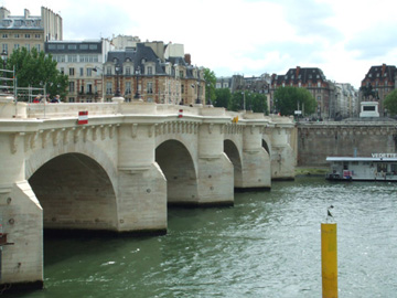 新橋(Pont Neuf)巴黎最古老的一座橋，是亨利四世所建， 長275公尺，橫跨西提島綠雅園至至左岸的錢幣博物館。