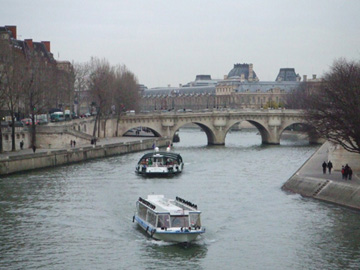 聖米雪橋(Pont St-Michel)上遠眺新橋的河上壯麗風光。