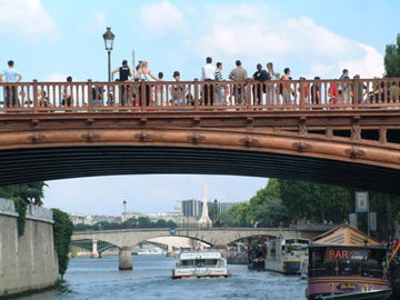 雙重橋(Pont au Double)就在巴黎聖母院身旁。